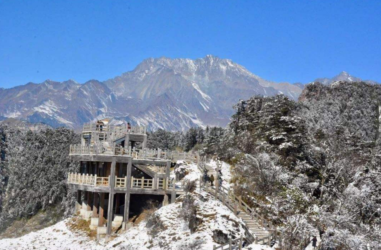 西岭雪山属于严重商业化的景点,这里的门票很贵,这里的雪景也大多都是