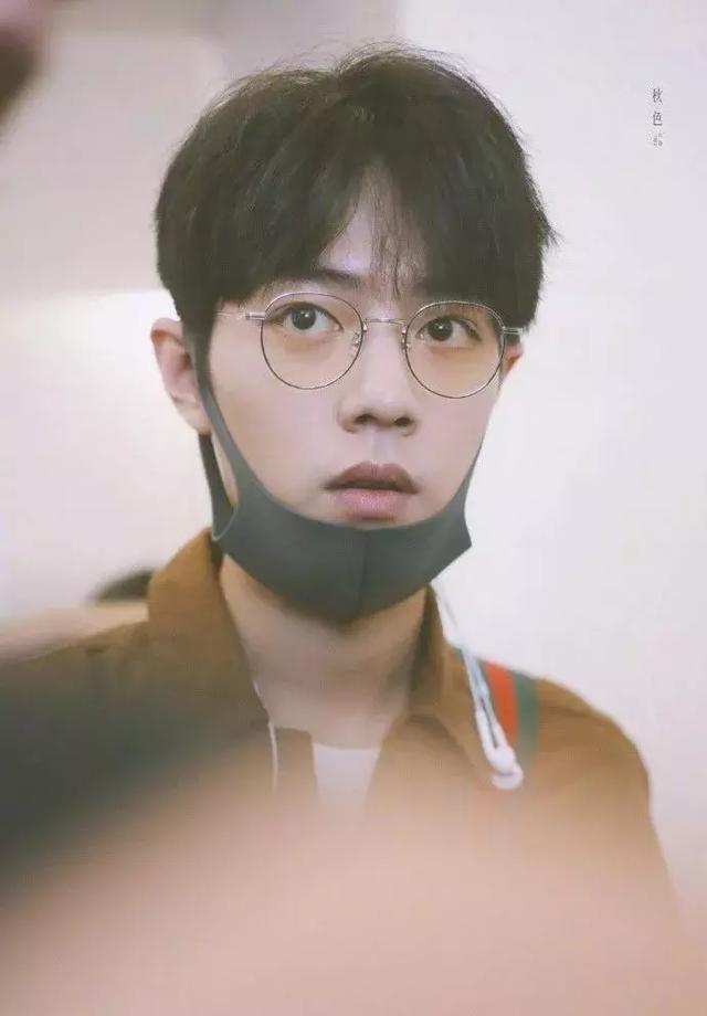 ckj眼镜架属于什么档次，ckj眼镜是什么价位（肖战在眼睛上动了什么手脚）