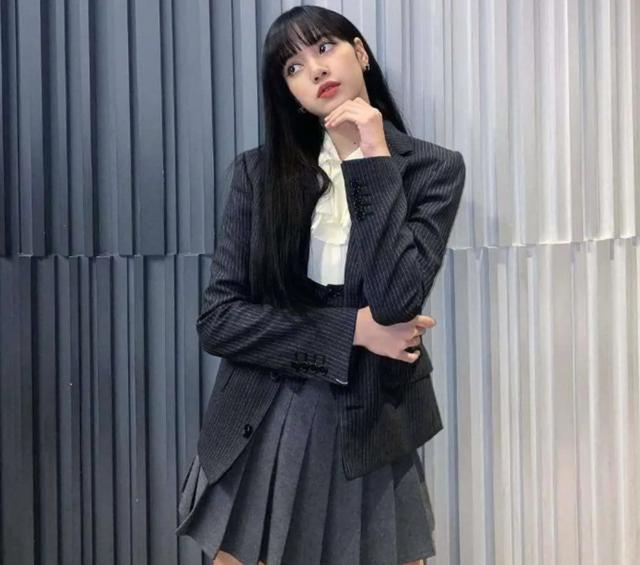 jk风格的意思是什么，连LISA都穿过的JK风