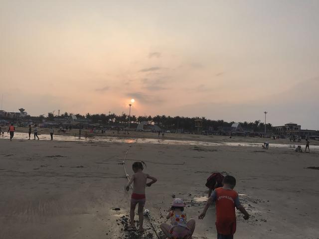 中国第一长滩在哪里，中国第一长滩是哪里（你还能领略南国海特产的风味）