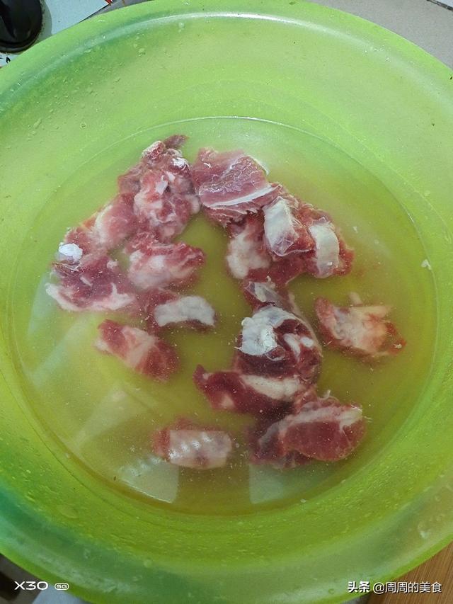 排骨高压锅上来气在炖几分钟，高压锅炖排骨要多长时间（排骨加上玉米和胡萝卜的清甜,高压锅炖煮30分钟）