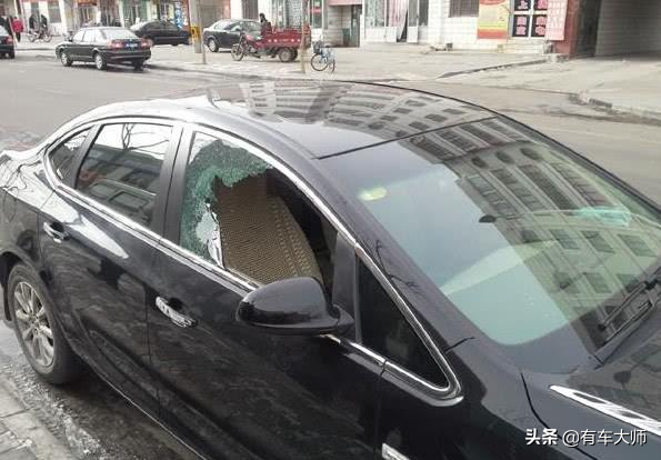 车钥匙锁车里了无备用钥匙小妙招，车钥匙锁车里了怎么办（汽车钥匙落在车内）