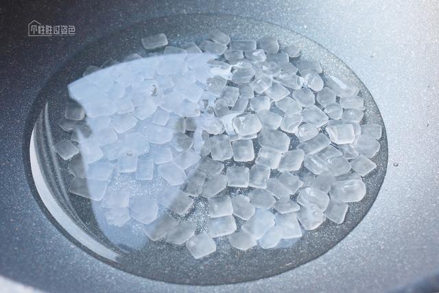 山楂和冰糖熬起来吃有什么作用，冰糖熬山楂有什么功效（裹上糖稀做成冰糖葫芦）