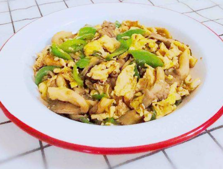 炒平菇用焯水吗，平菇不焯水直接炒了吃有毒吗（平菇鲜香又软嫩）