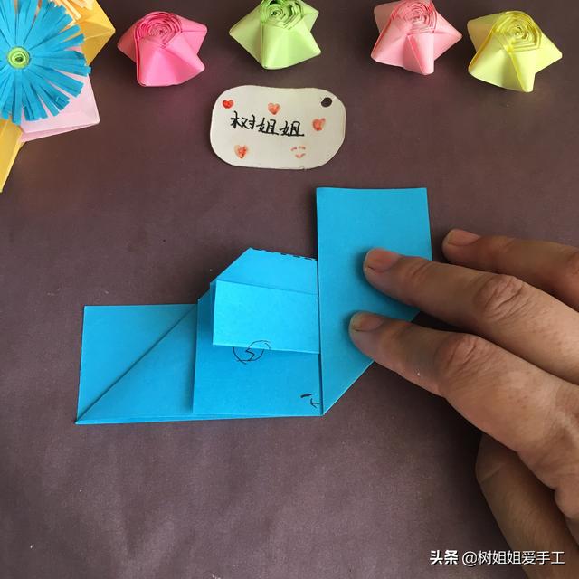 手工折爱心折法，手工折爱心教程（实用折纸：双爱心书签）