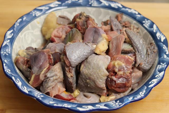 炖小鸡的家常做法，小鸡炖蘑菇的家常做法（鸡肉鲜香嫩滑不腥不柴）