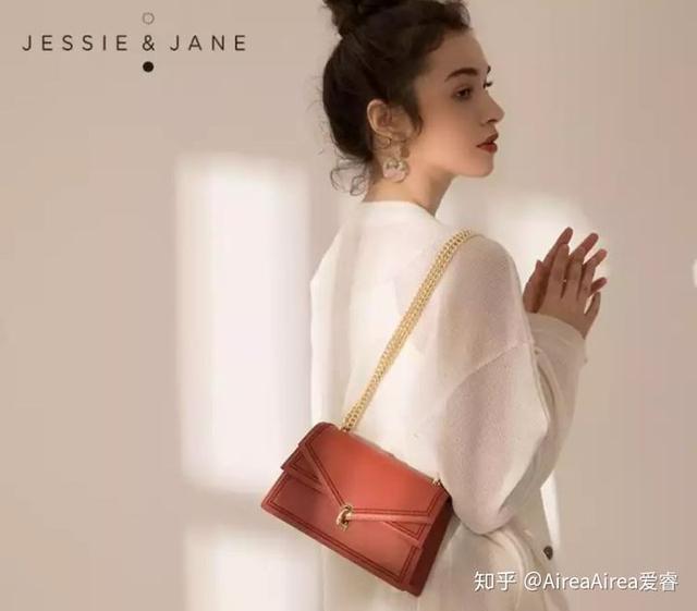 elle包包是什么档次，elle包包属于什么档次（初春必买的几款包包）