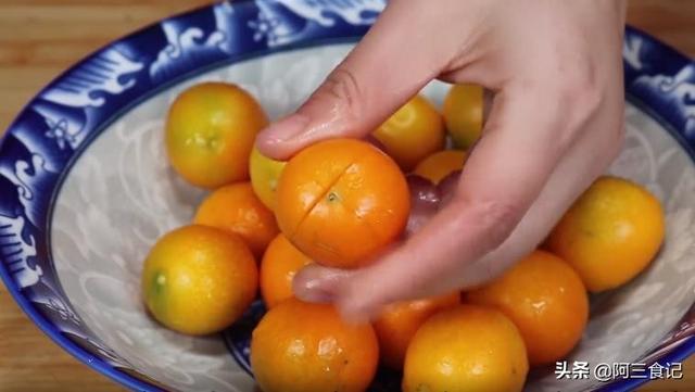 金钱桔要怎么吃，金钱桔子怎么吃（金桔这样吃太厉害了）