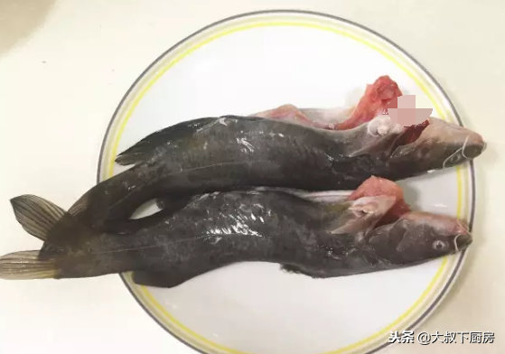 昂刺鱼炖豆腐的配方，大叔家的下饭菜：昂刺鱼炖豆腐