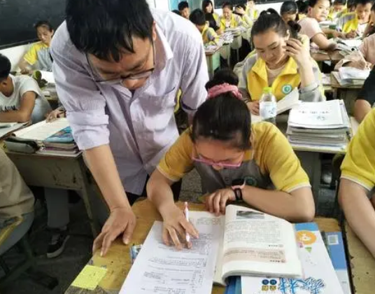 正常的小学上课时间表，小学课程表1一6年级（小学生“新作息表”曝光）