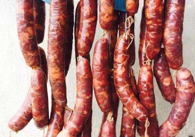 请问自制香肠如何配料或配方谢谢，自制香肠怎么配料（灌香肠配方，超详细的调料比例）