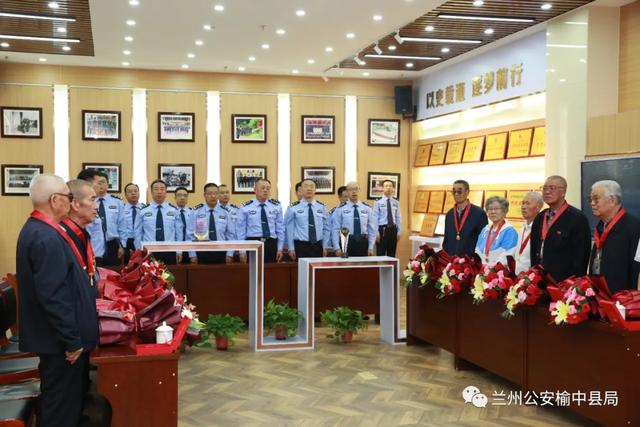 金政委黑历史，金灿荣顶多算个网红?不明白中国人为什么信。（兰州公安榆中县局举行“光荣在党50年”纪念章颁发仪式）