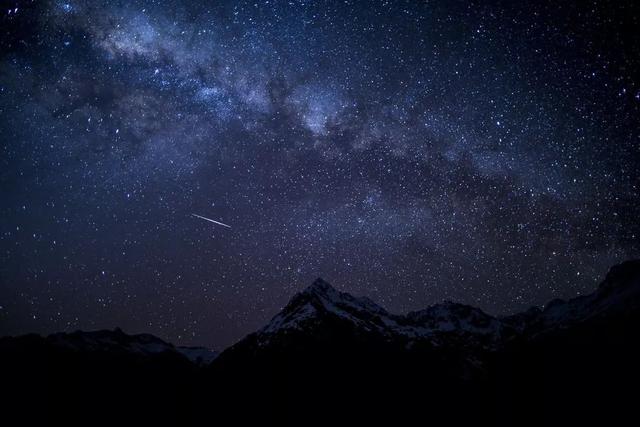手机夜间模式怎么设置，手机如何开启夜间模式浏览（如何用手机拍星空、月亮、车轨）