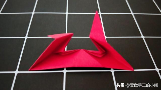 叠五角星的步骤图片，怎样折五角星方法图解（用彩纸折个立体五角星）