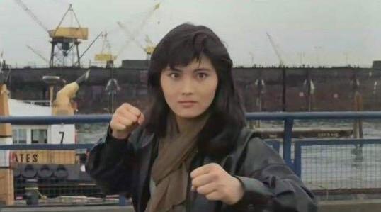 曾是杨紫琼接班人，如今直播翻跟头唱歌，52岁杨丽菁仍单身