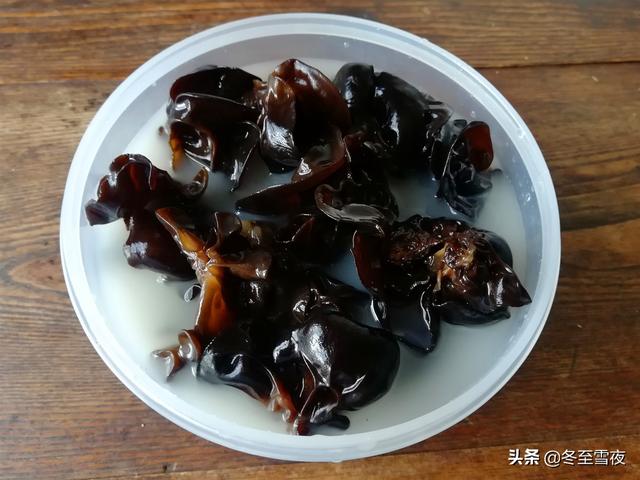 泡发木耳的正确泡法，教你泡发木耳的小技巧