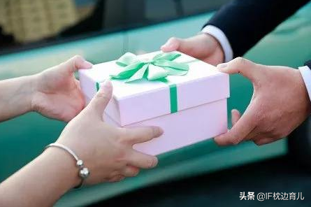 教师节送什么礼物给幼儿园老师好，教师节给幼儿园老师送什么礼物比较好（老师想要的礼物你可能没给\