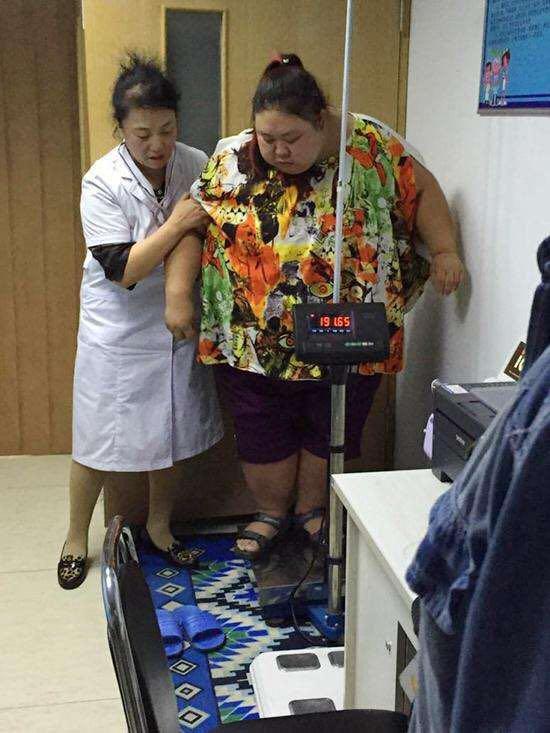 怀孕七个月胎儿图，怀孕7个月的胎儿什么样子（医生扒开脂肪层抱出7斤重的男婴）