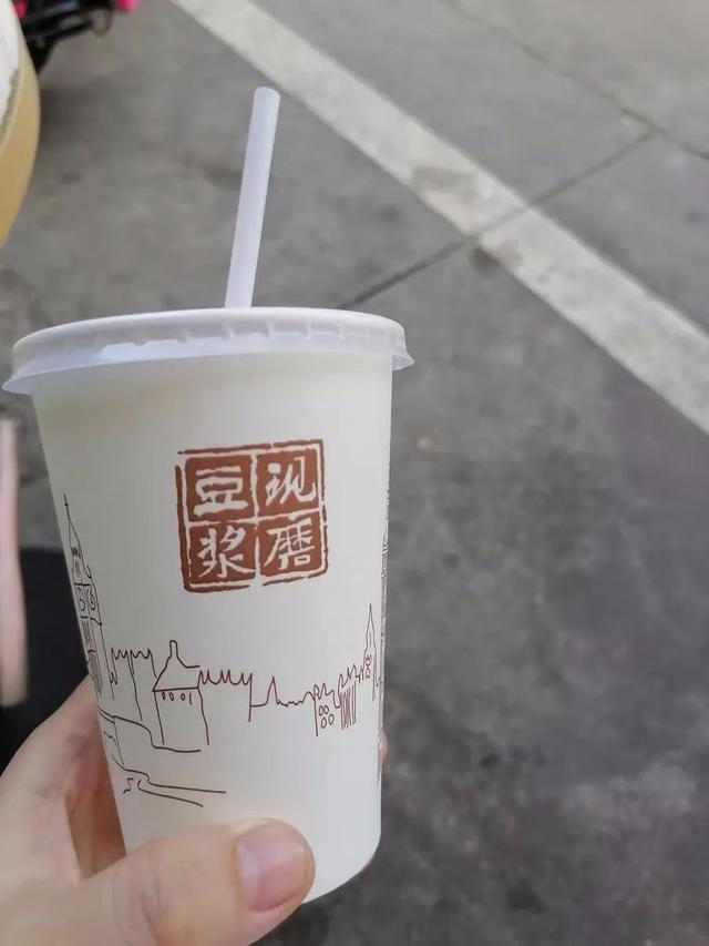 过期的雪碧能浇花吗，过期的雪碧可以用来浇花吗（原来花也喜欢喝“饮料”）
