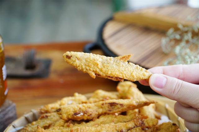 油煎小鱼的做法，油煎小鱼的做法步骤（记住挂糊的方法）