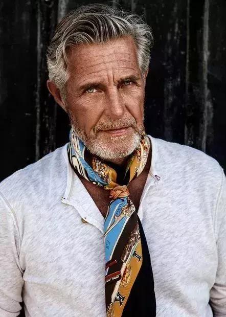 男士丝巾打法，男士方巾丝巾的系法（关于男士丝巾和它的系法）