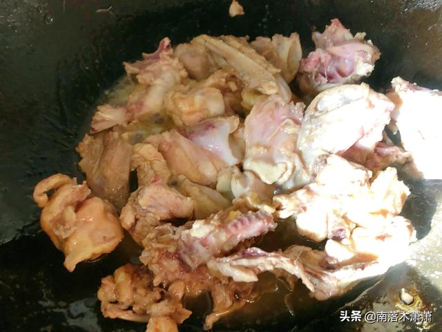 青椒炒鸡架的家常做法，青椒炒鸡架怎么做好吃（去市场两块五买了一个生鸡架）