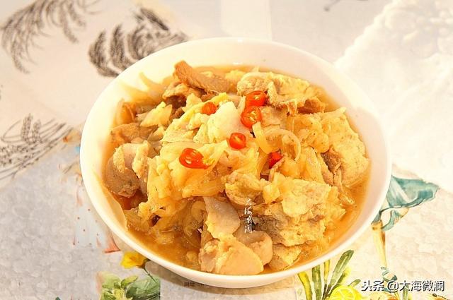 怎样做五花肉炖酸菜冻豆腐，酸菜炖五花肉冻豆腐怎么做（隔三差五来一顿还是吃不够）