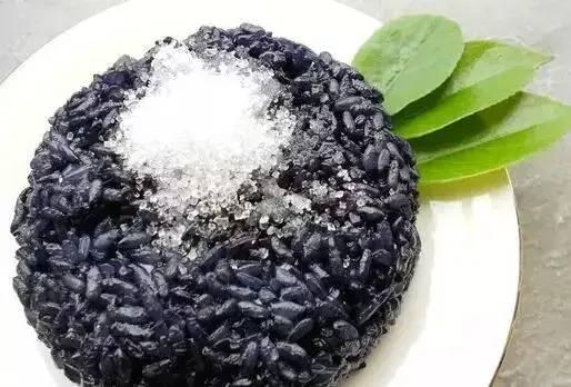 可乐能不能泡在米饭里一块吃，可乐可以泡米饭吗（却喜欢用可乐瓶盛的乌米汁来做饭）