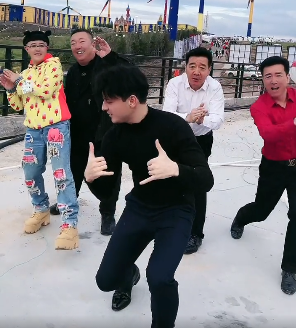 54岁金龟子刘纯燕暴瘦，路边热舞给阿尔法新歌打榜，锥子脸认不出