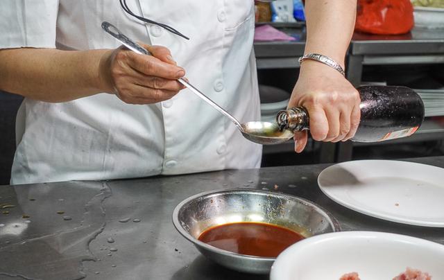 酿豆腐的制作详细方法，梅州美食客家酿豆腐的制作教程