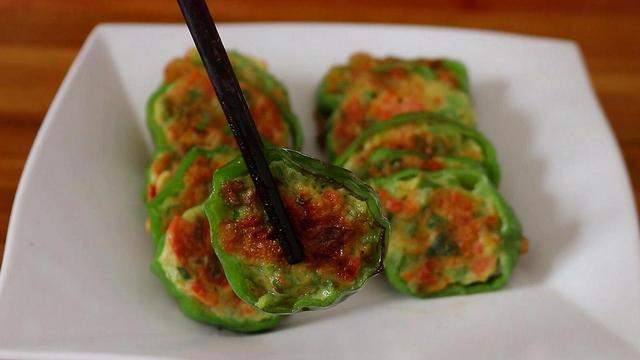 辣椒鸡蛋饼的做法，鸡蛋葱油饼制作方法（辣椒这样做实在太好吃了）