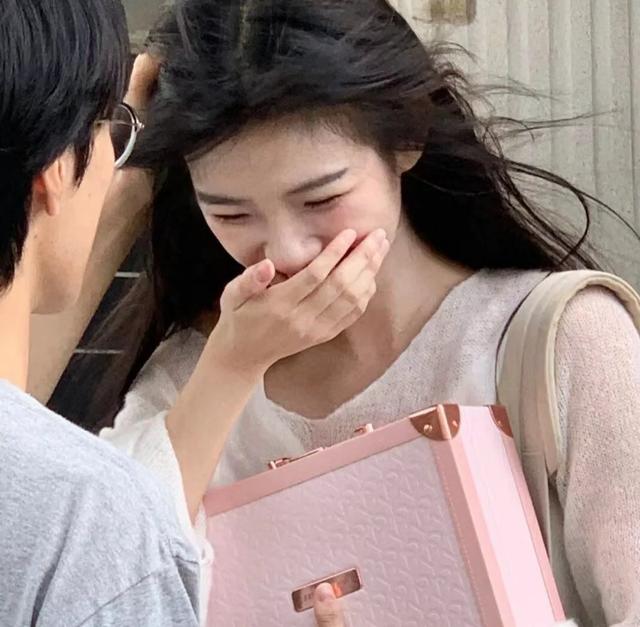 女微信图片简单气质，简单气质的女生微信头像     我记得我爱过（女头像：“我不等了）