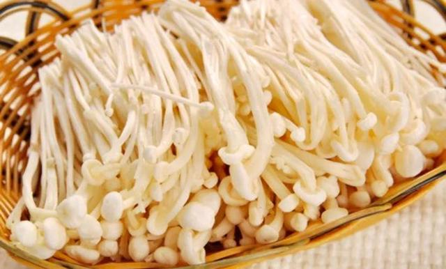 金针菇怎么炒着吃，金针菇怎么炒好吃（金针菇这样炸着吃）