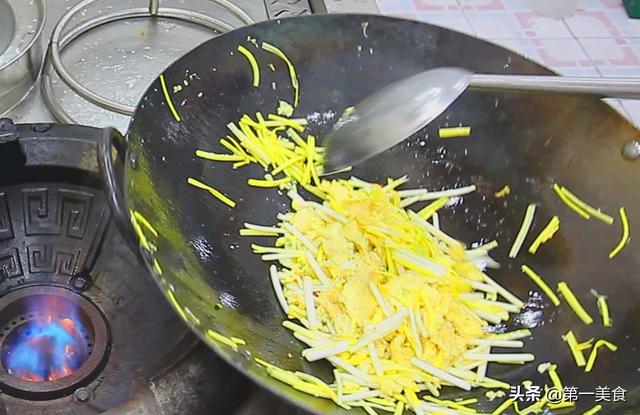 蒜黄和什么配着炒好吃，蒜黄搭配什么炒菜好吃（鸡蛋中多放这两样）