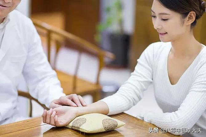 夏天怕冷的女人是什么原因，女人夏天身体冰凉是怎么回事（为什么47岁美女连续5年大夏天穿着羽绒服）