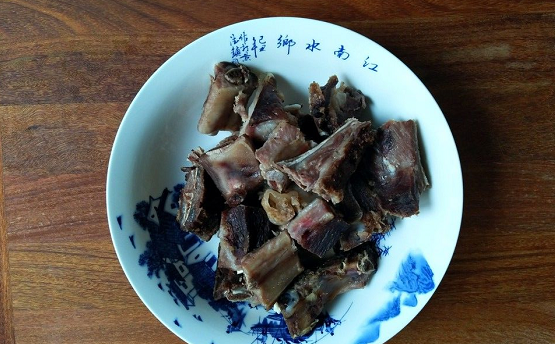 腊排骨火锅的做法，腊肉火锅做法图解（腊排骨火锅的家常做法）