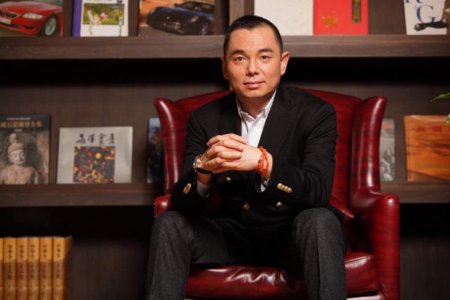 他是李湘的前夫，为娶李湘同时抛弃两个女人，破产后却单身至今