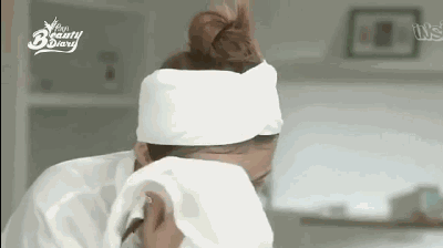 脸部出油怎么改善，脸部出油怎么改善肤质（脸上总是油光泛泛“勤洗脸”能缓解出油）