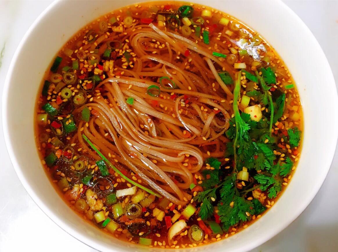 【酸汤面】做法步骤图 酸辣开胃 一碗不够吃-起舞食谱网