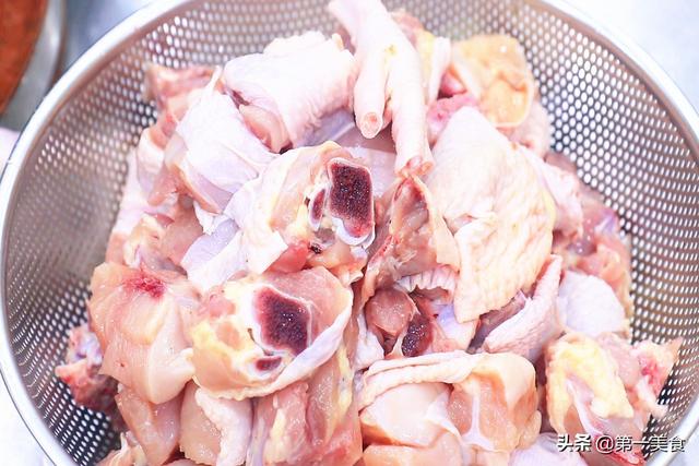 鸡怎么炖才好吃，怎样炖鸡才好吃又简单窍门（有人焯水、有人直接炖）