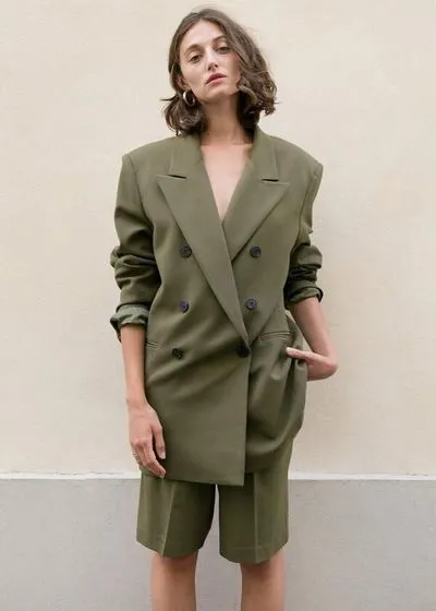 腿粗穿什么短裤，腿粗应该穿什么样的短裤（显瘦竟靠一条“大短裤”）