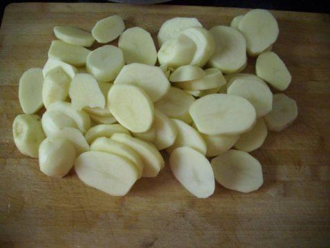 土豆和面条一起做，茄子土豆面条（一小扎面条）