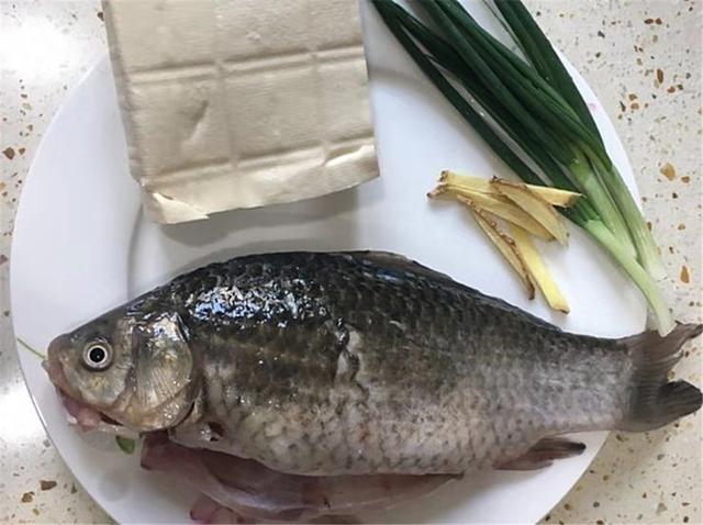 鲫鱼汤怎么做好吃，鲫鱼汤怎么做好吃视频（鲫鱼汤最好喝的做法）