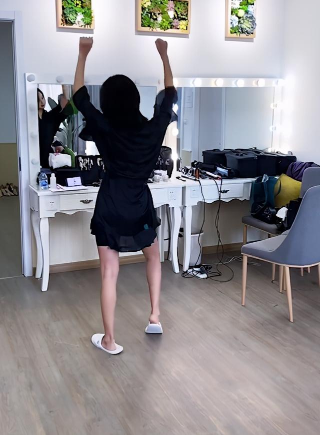 辛芷蕾“胖”上热搜后，再晒素颜自拍予以正面回应，这次是真瘦了