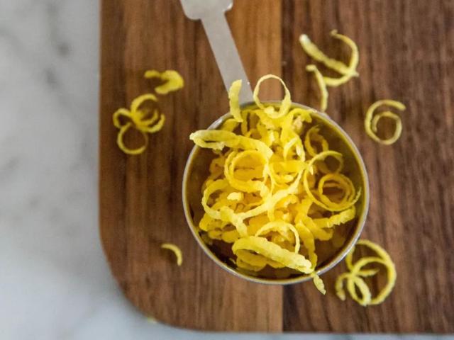 不加糖的柠檬汁为什么这么酸苦，熬糖放柠檬酸和不放的差别（为什么柠檬水泡久了）