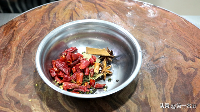 大盘鸡的正宗做法，新疆大盘鸡的正宗做法（厨师长教你大盘鸡正宗做法）