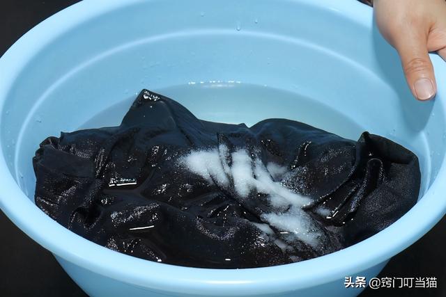 衣服褪色怎么处理，教你一个“土方法”
