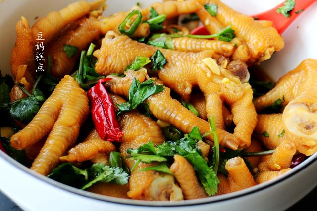 鸡爪怎么泡才好吃，家常泡鸡爪做法（教你“泡鸡爪”）