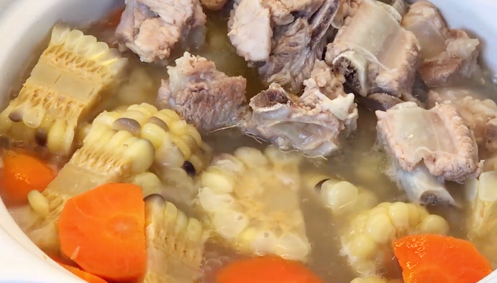 【胡蘿卜玉米排骨湯】做法步驟圖 肉軟嫩入味 一點也不腥不柴-起舞食譜網