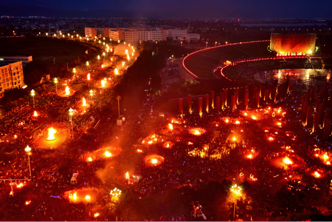 彝族风俗节庆，彝族的传统节日和风俗（薪火相传——彝族火把节）